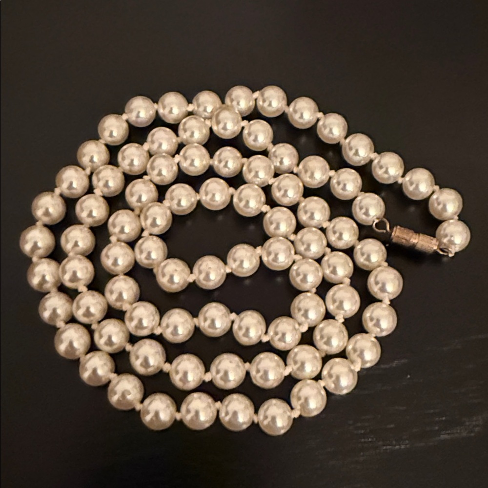 single-strand faux pearl necklace